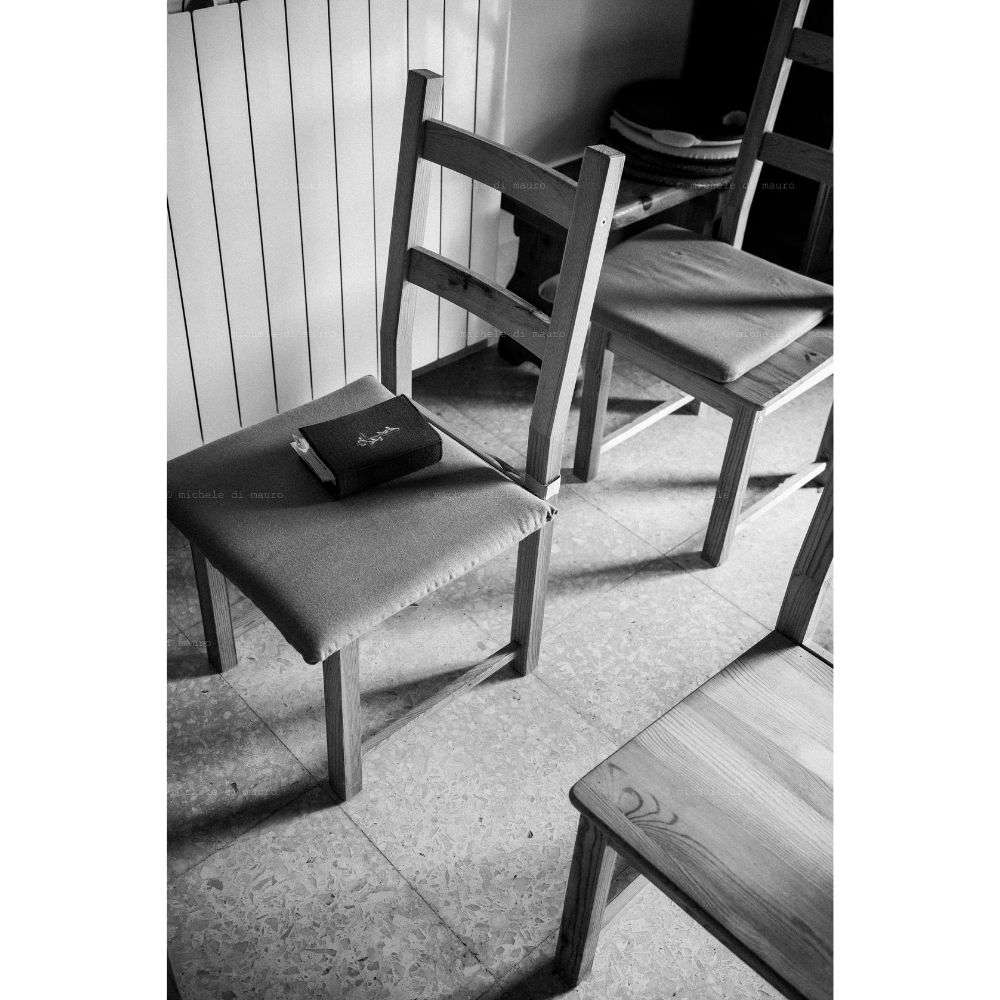 progetto fotografico distanti sedia bibbia fotografo michele di mauro